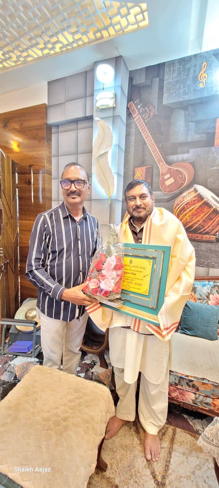 Dr. Mazhar Ahmed Farooqui, Principal, Maulana Azad Arts, Commerce & Science College, Aurangabad, was honoured with the “Samman Chinh” by the Defence Services Academy, Shahapur, for his outstanding contribution in the field of education. The honour was conferred in recognition of his dedicated academic leadership and services to the educational sector.